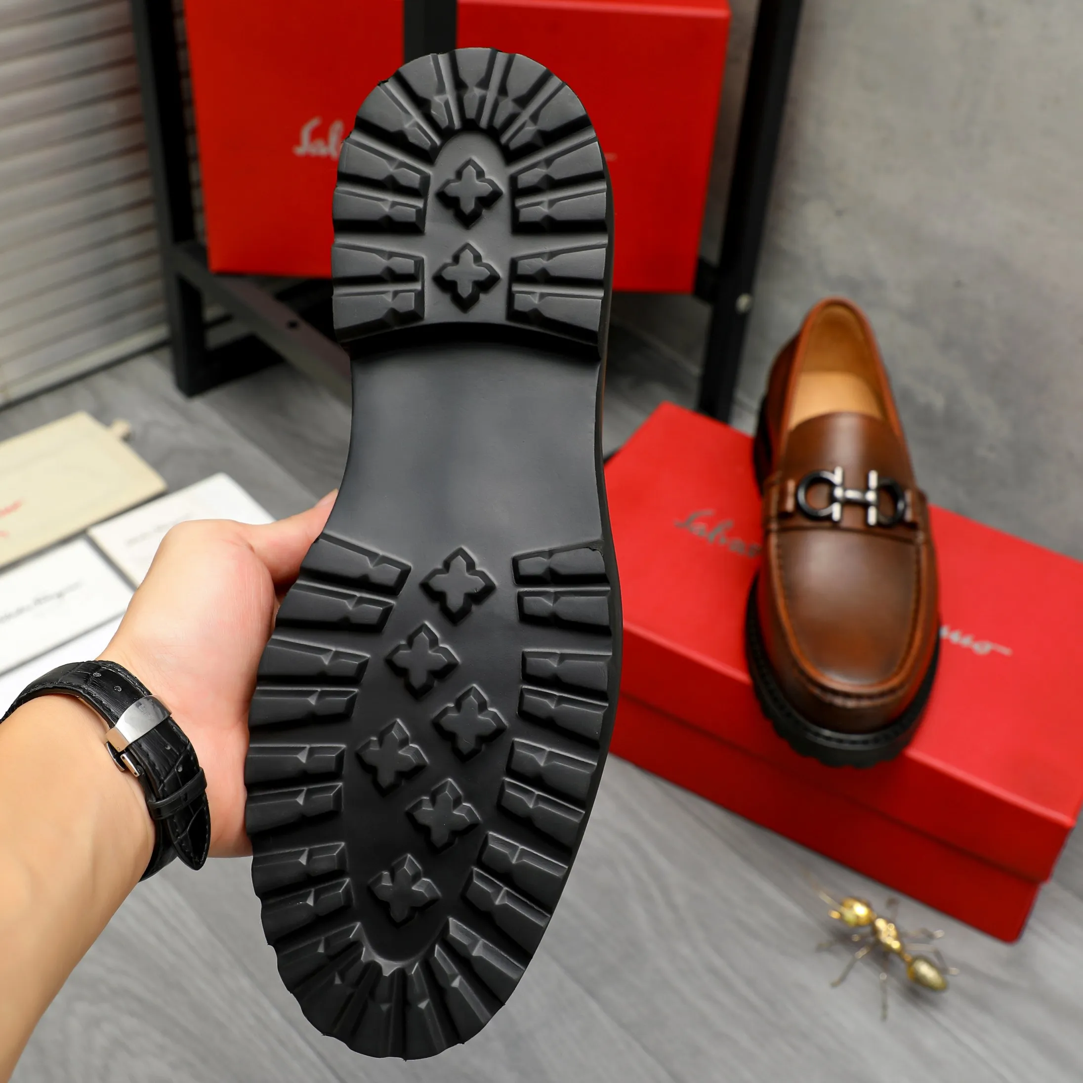 Men's shoes 💰442 Product trademark: Ferragamo "Ferragamo" business formal leather shoes Regular size: 38-46 (45.46 custom-made and non-returnable) Product materials: Selected color-brushed cowhide upper, cowhide lining, non-slip rubber outsole